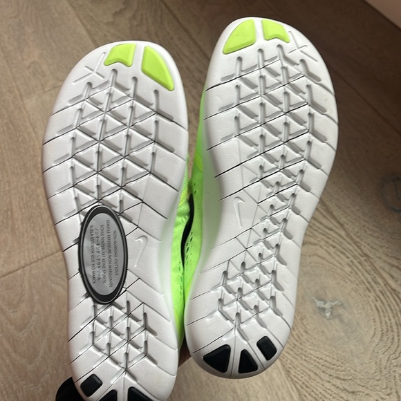 NIB Nike Youth Free Run Sneakers in Ghost Green / Black (Big Kid 5.5Y) - Picture 6 of 7